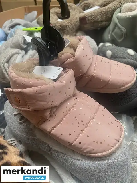 Zapatillas de casa para hombre, mujer y niños de un conocido minorista del Reino Unido