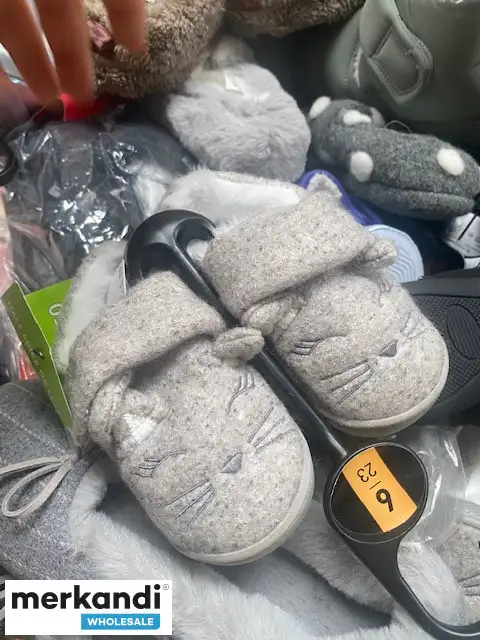 Zapatillas de casa para hombre, mujer y niños de un conocido minorista del Reino Unido