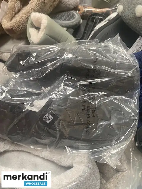 Zapatillas de casa para hombre, mujer y niños de un conocido minorista del Reino Unido