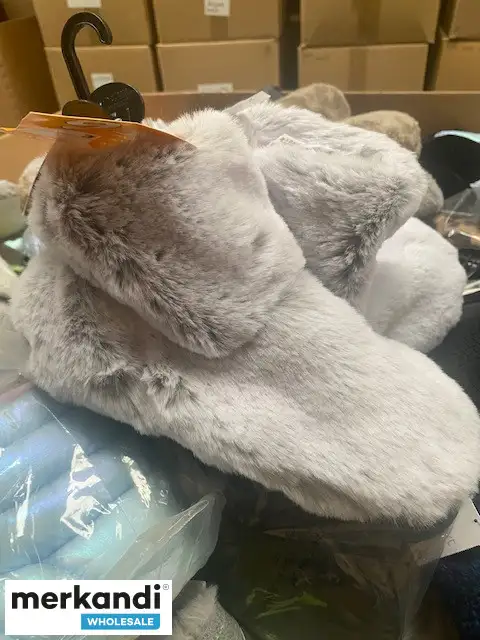 Zapatillas de casa para hombre, mujer y niños de un conocido minorista del Reino Unido